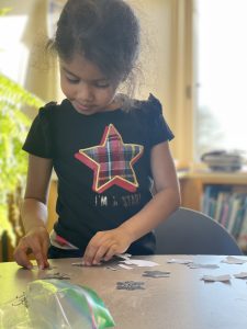 students putting a puzzle together