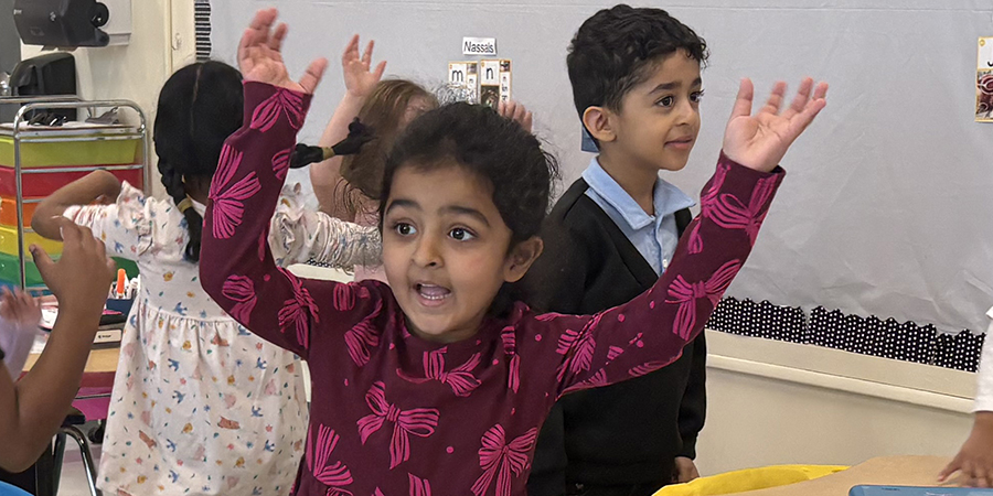 Kindergarten_Gorsai_900x450px Student raising her hands